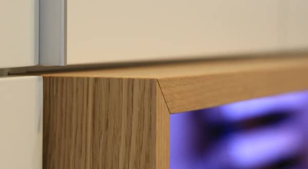Zoom sur un coin de meuble sur mesure en bois. Photo pour illustrer la valeur qualité chez Bamolux.