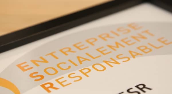 Zoom sur cadre label Entreprise Socialement Responsable. Photo pour illustrer la valeur responsabilité chez Bamolux.