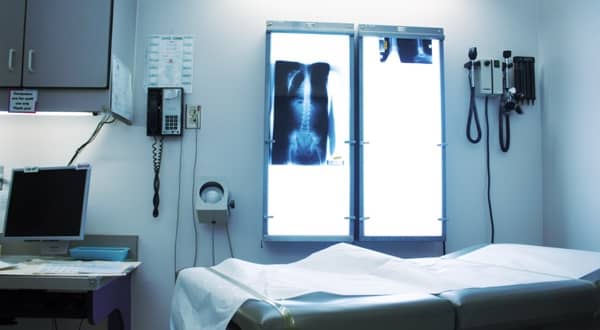 Plan rapproché d'une salle d'examen radiologique avec cloisons antiradiations.